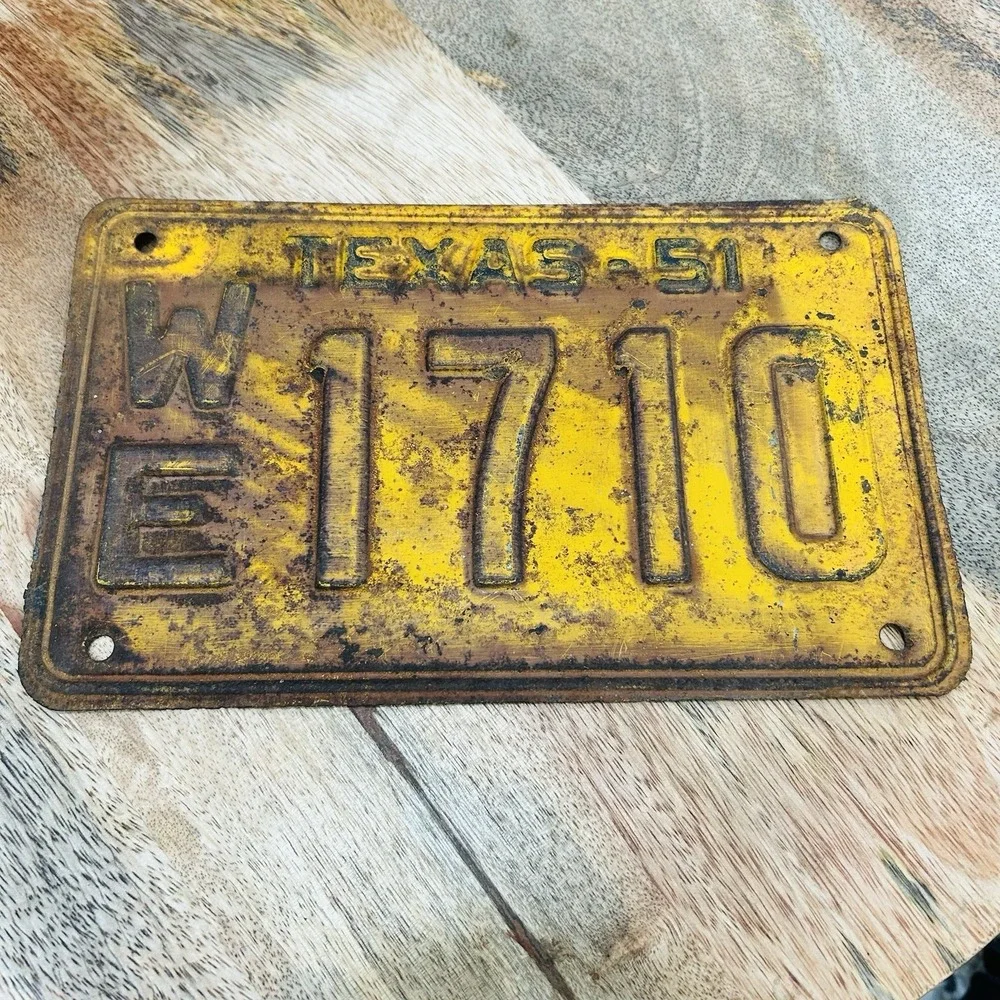 VINTAGE 1951 TEXAS Automobile Car LICENSE PLATE WE 1710 Passenger Antique